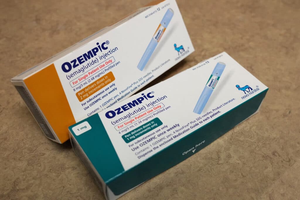 Ozempic vény nélkül elérhető injekciós toll és doboz közelről, fogyás támogatására