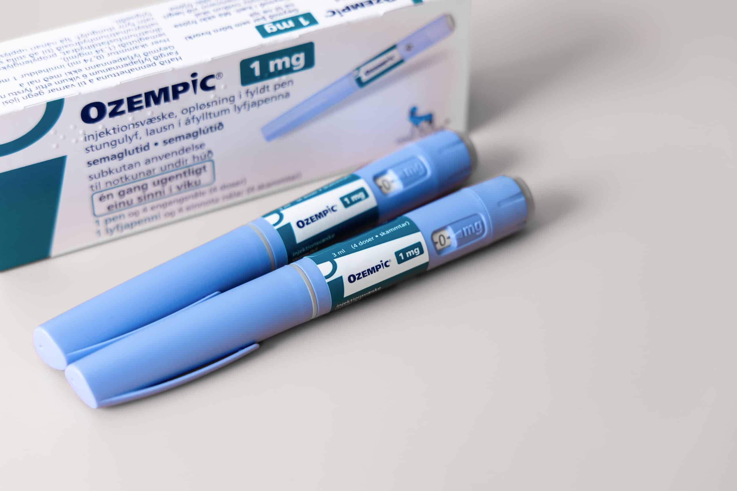 Két Ozempic injekciós toll 1 mg-os kiszerelésben a doboz előtt